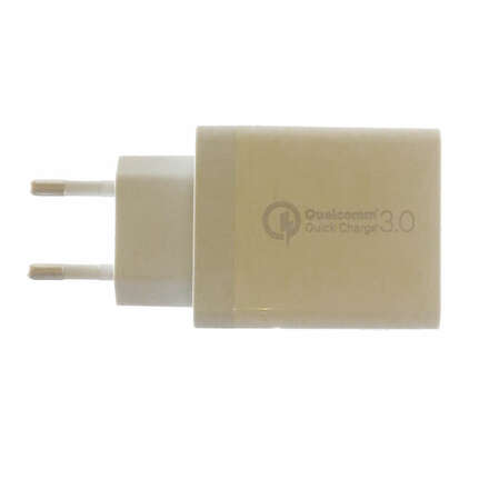 Сетевое зарядное устройство Qumo QC3.0 3, 3 USB, (QC3.0 3A USB-A Port + 2x2.1A USB-A) белое