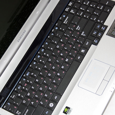 Ноутбук Samsung R530/JS03 T4400/3G/250G/NV310M 512/DVD/WiFi/cam/15.6''/Win7 HB Red/silver(int)